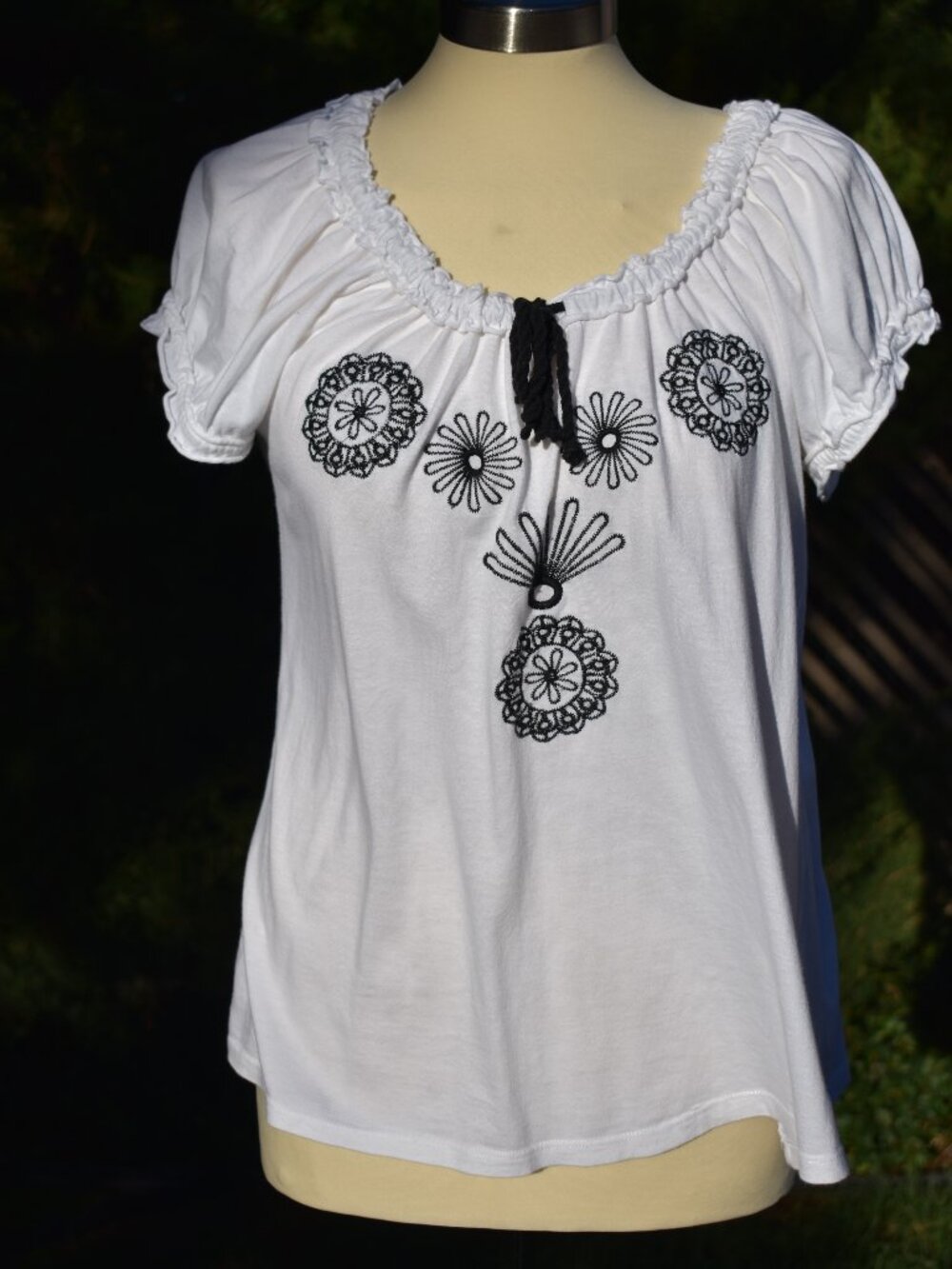 Chelsea & Theodore White Cotton Pullover Top w/Black Flowers